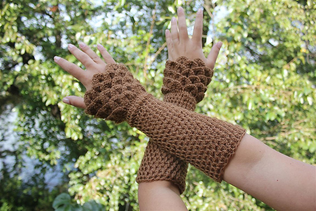 Dragon Crocodile Stitch Wristwarmer