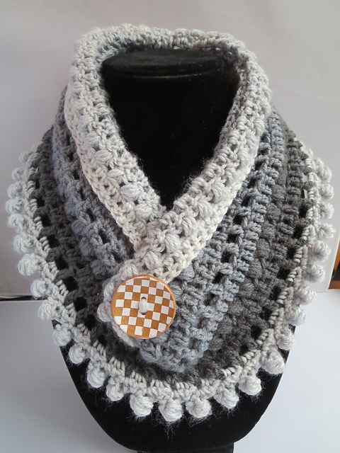 Pom Pom Mandala Neckwarmer