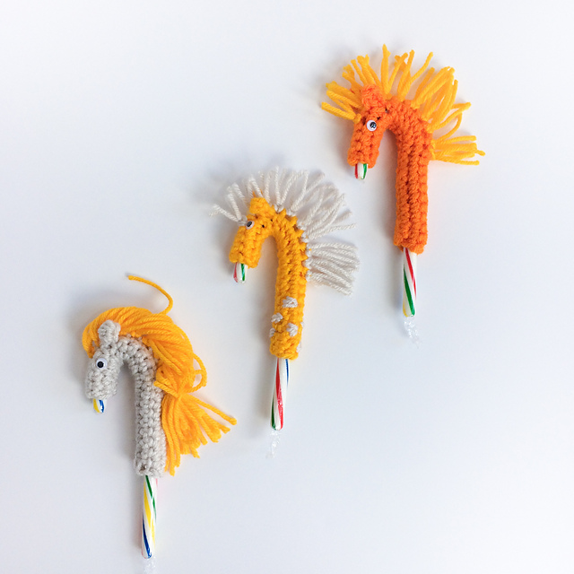 Ravelry Horse Candy Cane Cover pattern by Arina Purcella