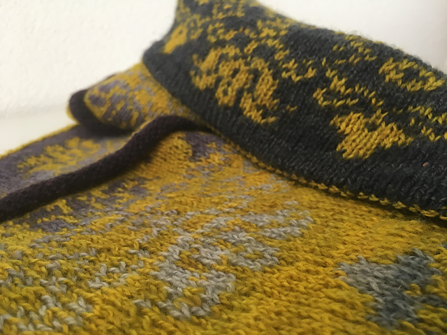 The Queen Bee Cowl