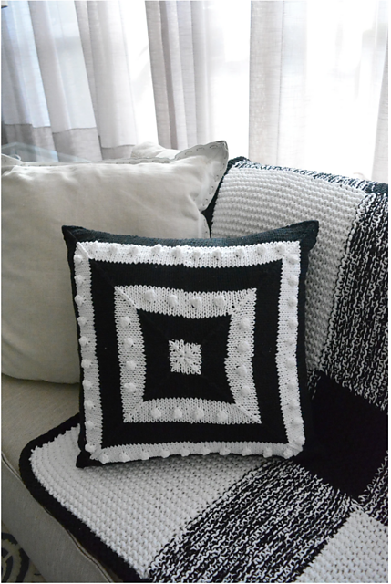 B & W knitted pilow