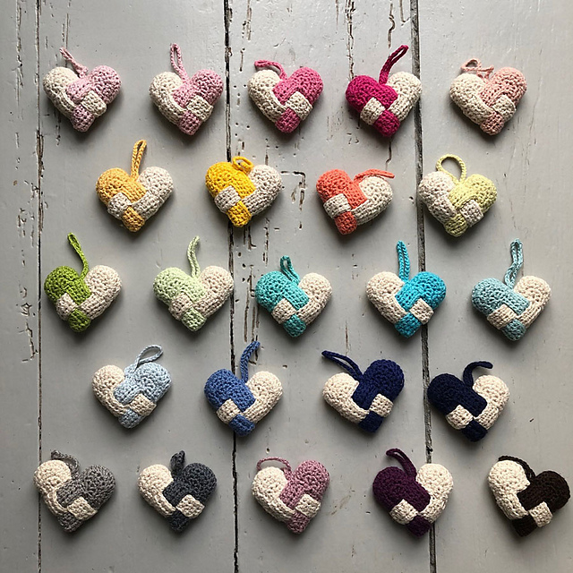 Ravelry: Crochet pleated Christmas hearts pattern by Lene Søholm