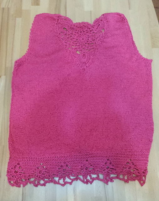 # 24 Gestricktes Top mit Häkelborte