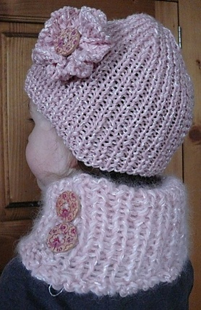 Flowery set: hat and collar matched