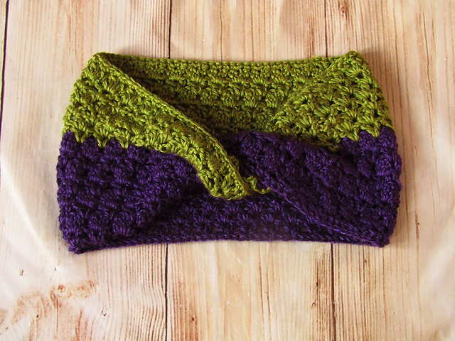 Lacy Twist Cowl