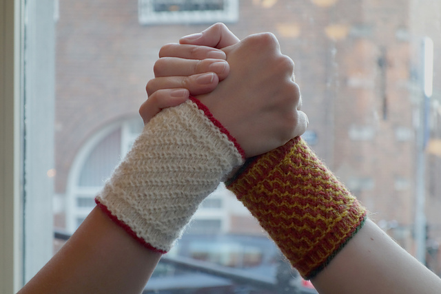 Stadse Fratsen - Twined Knitted wrist warmers