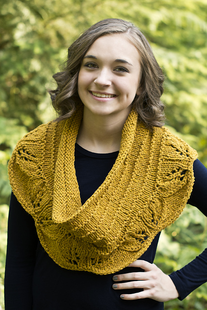 Scalloped Cowl
