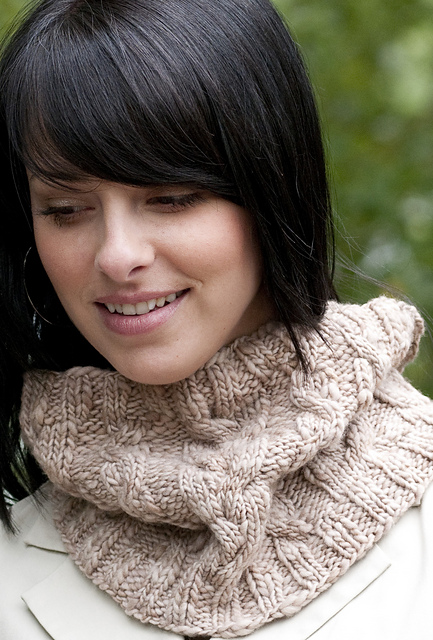 Alternating Cables Cowl