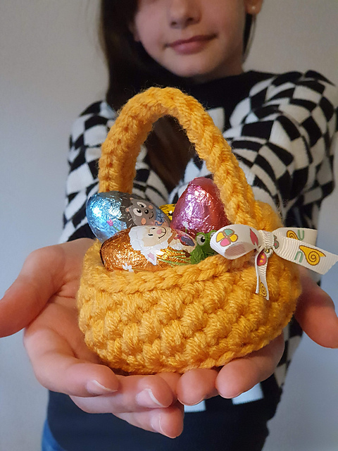 Crochet Easter treat basket