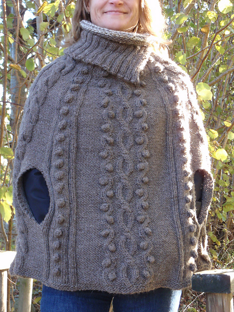Mönsterstickad poncho