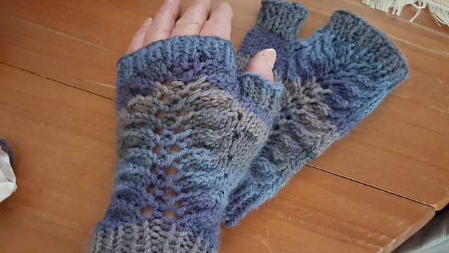 Whale Tail Mitts