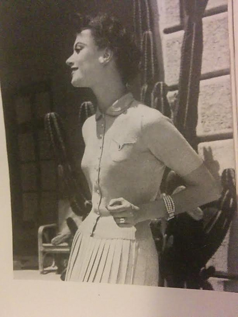 Cashmere blouse with little curved collar