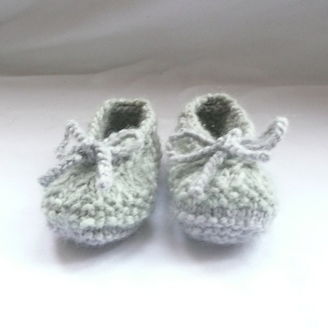 Simple Seamless Patterned Pumps