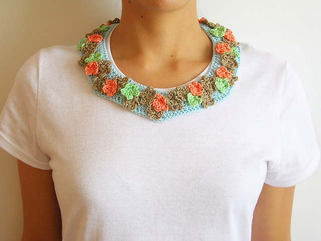 Crochet collar with flowers
