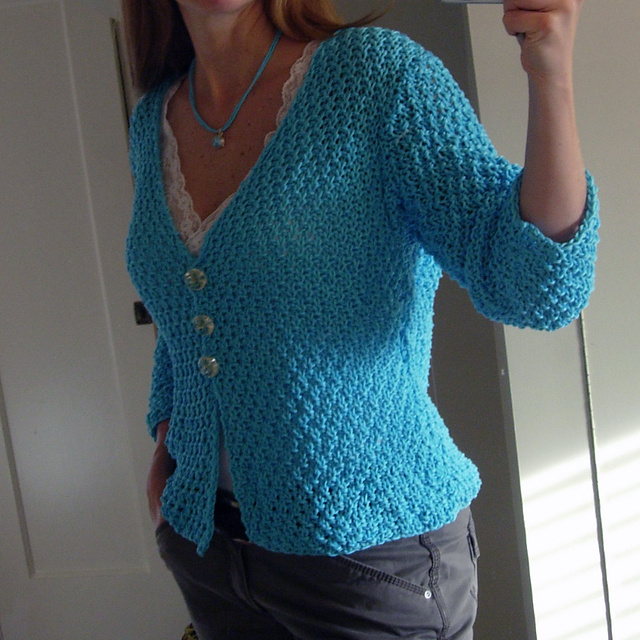 # 11 Tief dekolletierte Strickjacke mit 3/4-Arm