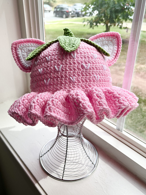 Ravelry: Strawberry Cat Ruffle Hat pattern by Savannah McCowan display picture 2