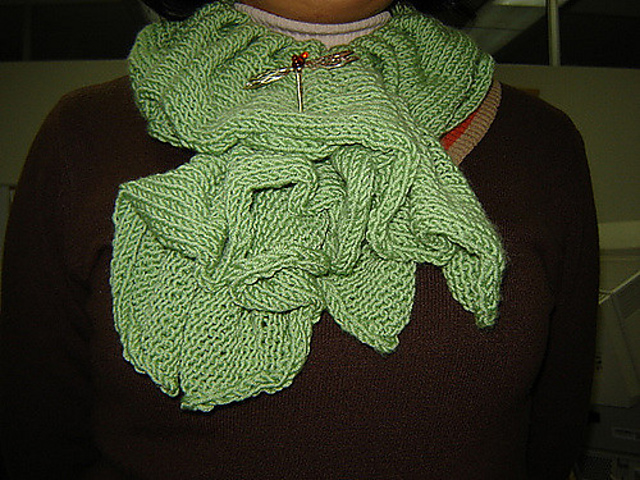 #33 Ruffled neck warmer