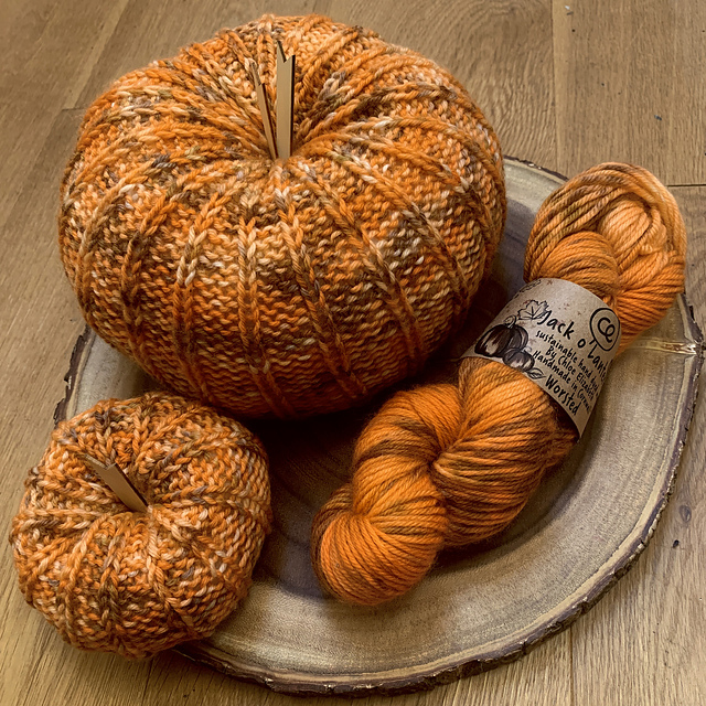 simple rib knitted pumpkin