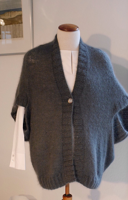 # 042 Ponchojacke mit Rippenblenden