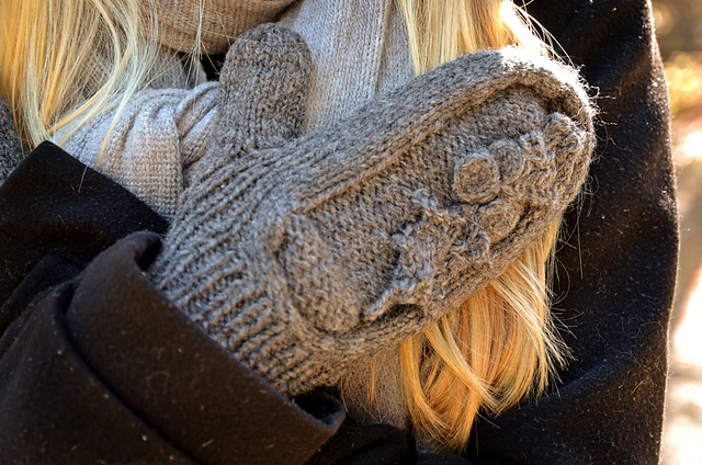 The Holly Mittens