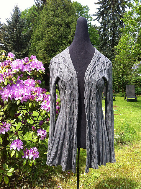 # 11 Longjacke im Zopf-Rippenmuster