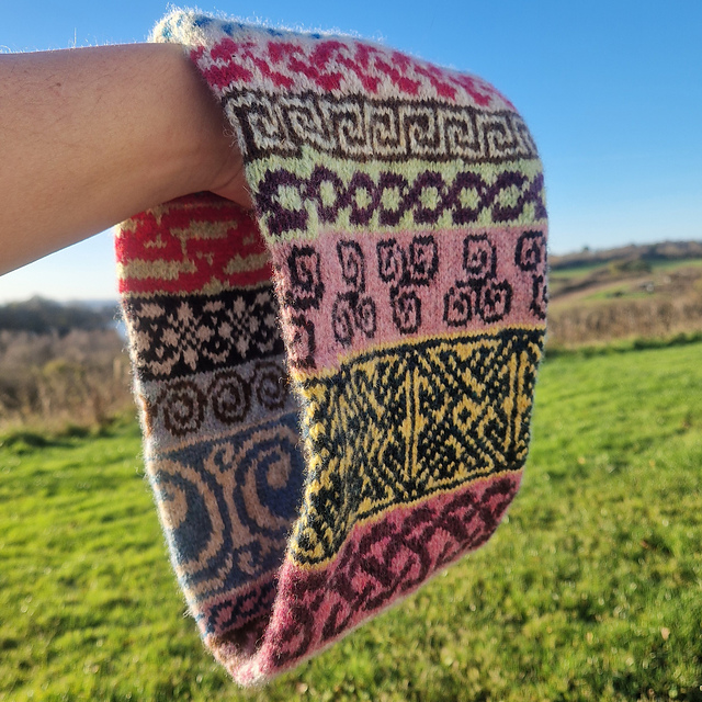 Nynia Cowl