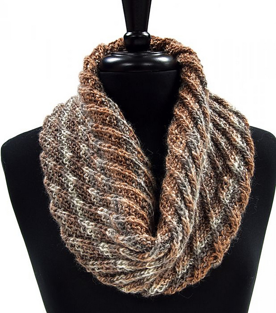Diagonal Ridges Cowl