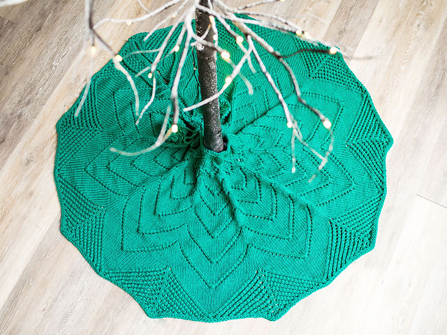 Dressing up the Tree, Christmas Tree Skirt