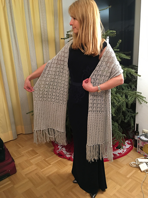 # 42 XL-Schal in Ajour-Mustern