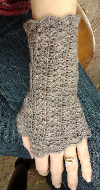 Faded Lace Mitts