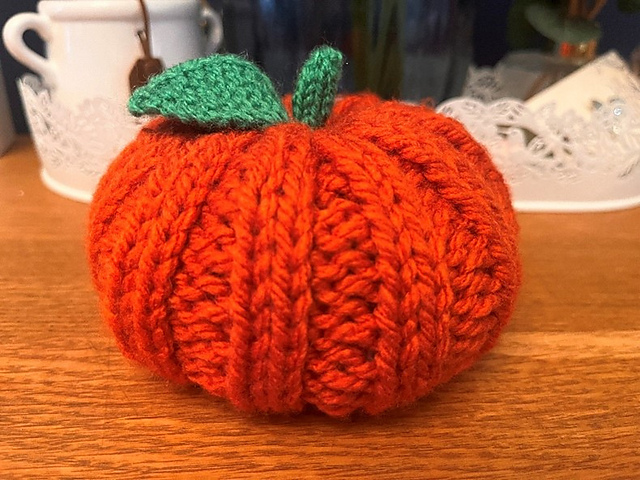 Ravelry: Knitted pumpkins pattern by Sammy Bristow