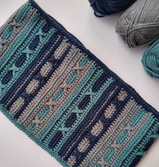 Three Kisses Cowl