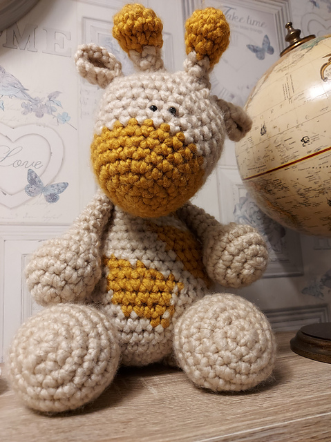 Genevieve the giraffe (solid leg version)