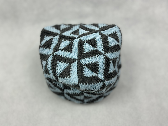 Ravelry: Reversible Cap «Reflections» pattern by CreaEline on Crazypatterns