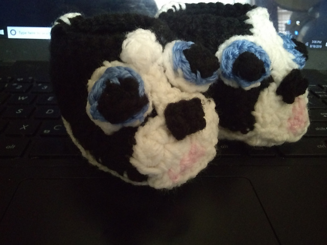 La Pu  skunk baby slippers