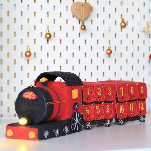 Ravelry: Hogwarts Express Train Advent Calendar pattern by Kristina Khavina Ravelry: Hogwarts Express Train Advent Calendar pattern by Kristina Khavina