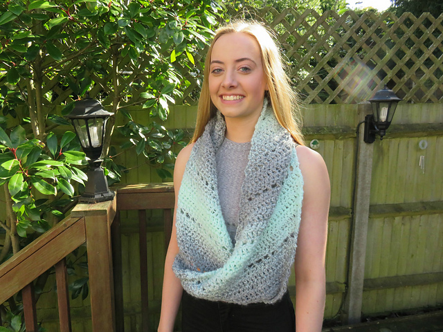 Spearmint Stars C2C Cowl