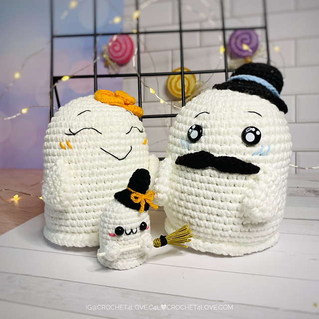Happy Ghost Family