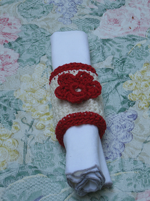 Picnic Basket Set: Flower Napkin Rings
