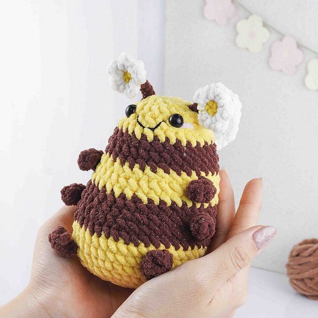Ravelry: Chubby Bee pattern by Jeff Ratlis