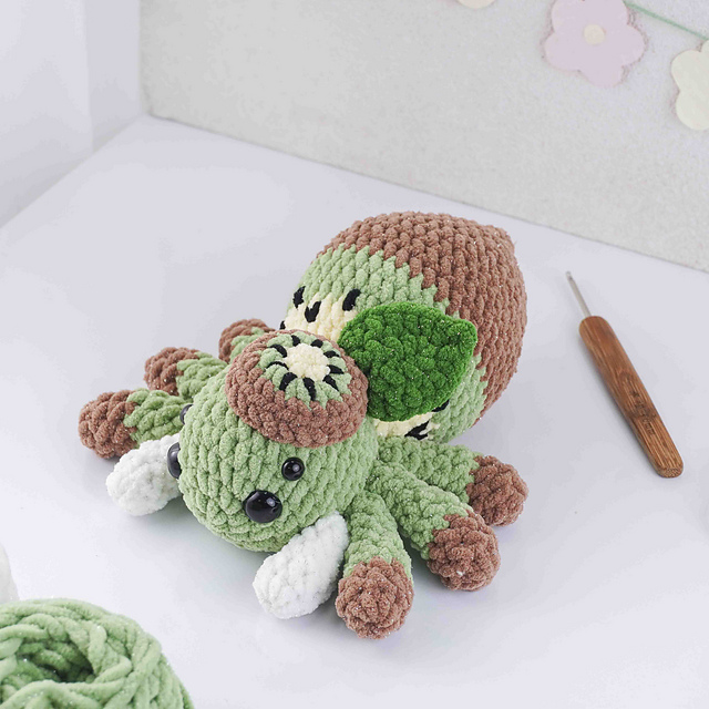 Ravelry: Kiwi Spider pattern by Jeff Ratlis