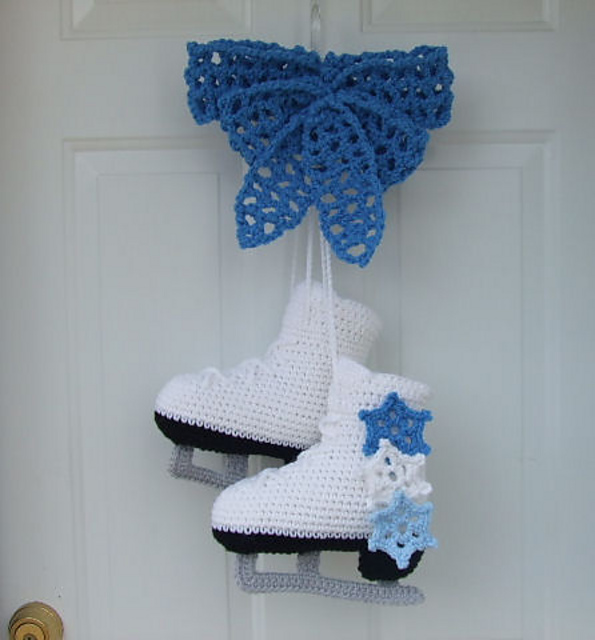 CV146 Ice Skates Door Hanging