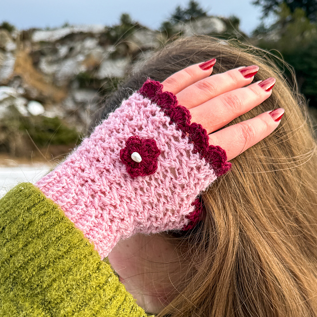 Blossom Scalloped Fingerless Gloves