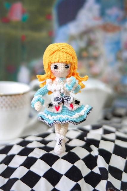Lolita Alice (Alice in Wonderland) crochet pattern by Crocket Crochet