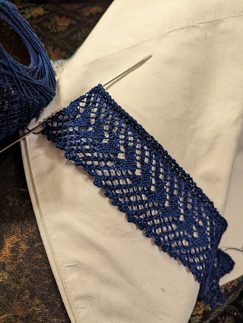 Narrow Knitted V-Shape Edging