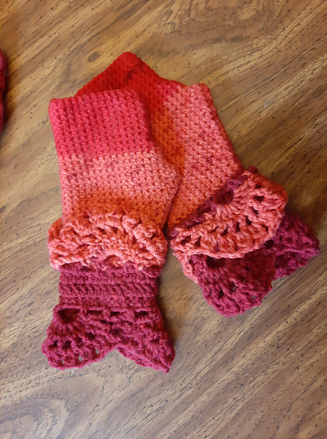 Romancing the Fan Fingerless Gloves