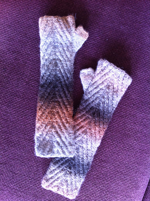 # 30 Arm Warmers in Diagonal Rib Pattern
