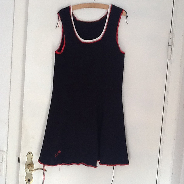 # 16 Schwarzes Kleid