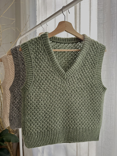 Ravelry: Gloria Vest (V-Neck) pattern by Dorothy Offeciers