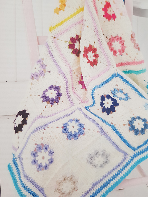 9156 Daisy Square Blanket